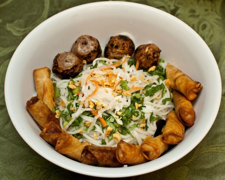 現地で絶対食べたいおすすめベトナム料理10選！ブン チャー